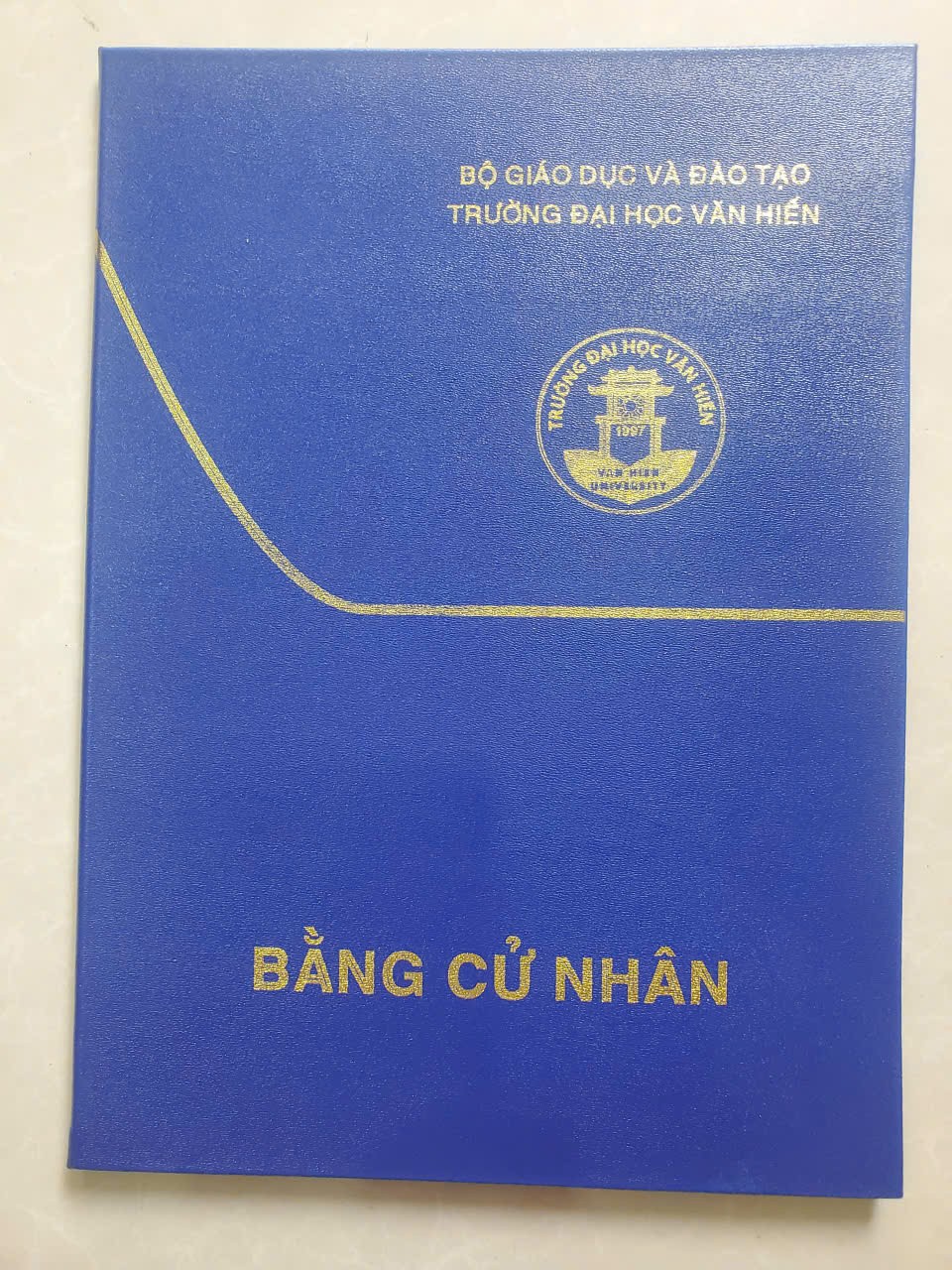 Bìa da đựng bằng tốt nghiệp cử nhân ĐH Văn Hiến mạ vàng