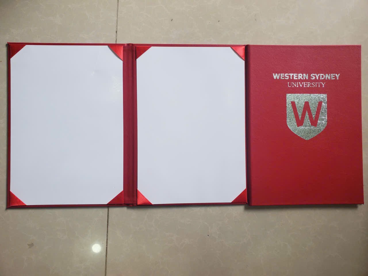 Bìa đựng bằng cử nhân quốc tế Western Sydney University 3 cánh